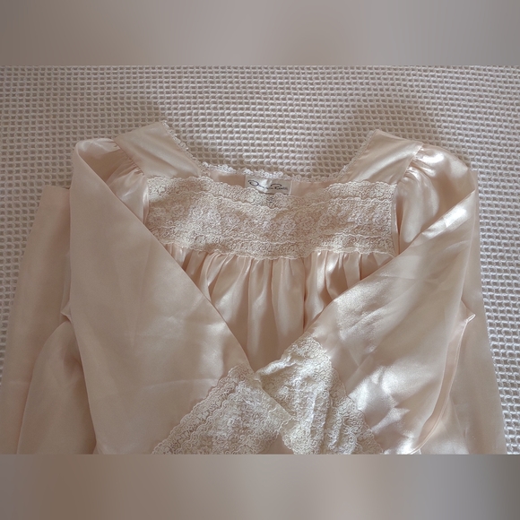 Vintage Oscar de la Renta Nightgown - Picture 3 of 8